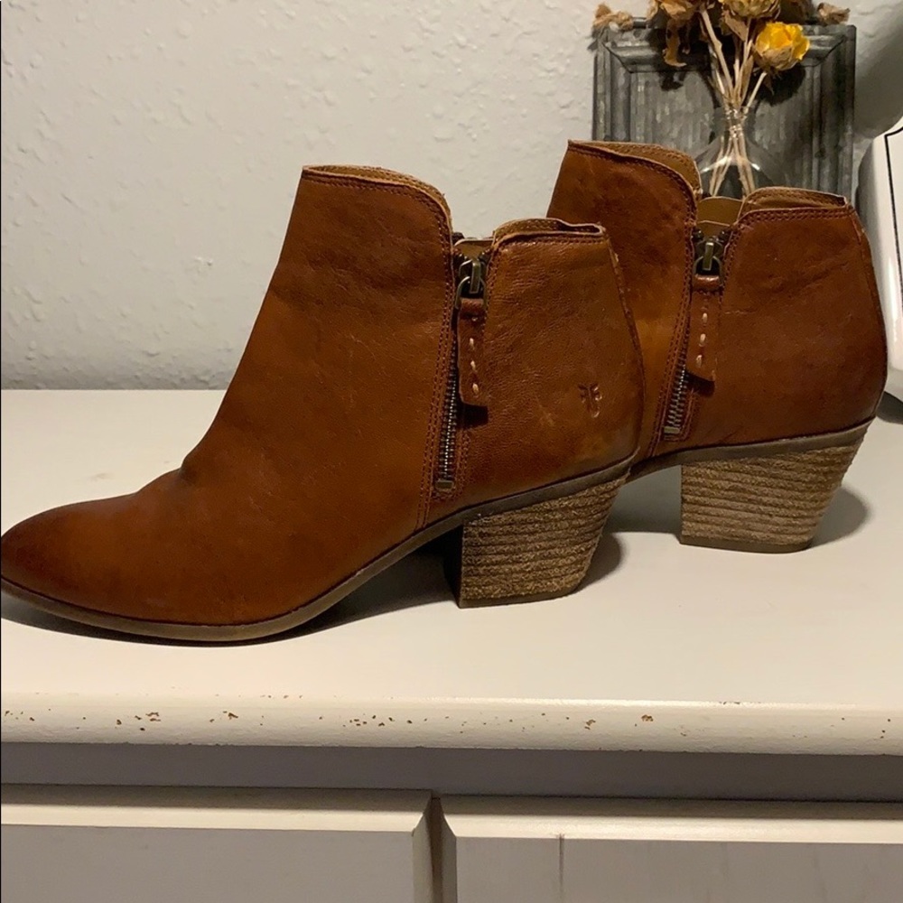 Frye Judy zip bootie